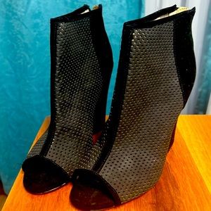 Leila Stone Black Peep Toe Wedges